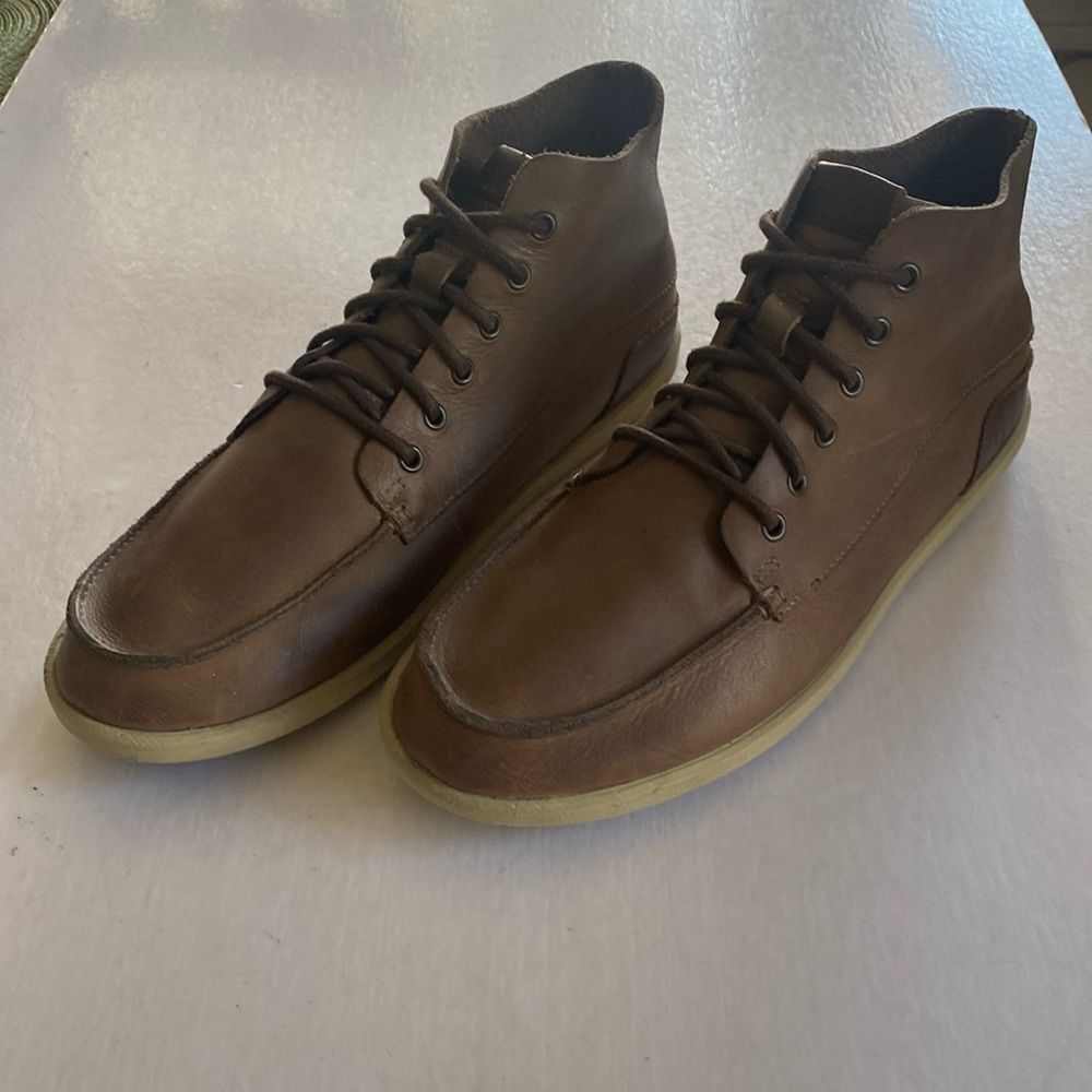 OLUKAI Nalukai Men’s Caramel Brown Leather Mid Top Boots Size 8.5 US